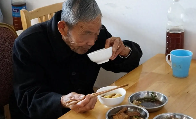 6 năm l&agrave;m gi&uacute;p việc cho &ocirc;ng cụ 65 tuổi, c&ocirc; g&aacute;i chỉ nhận được hộp gấm nhỏ: Sự thật b&ecirc;n trong g&acirc;y sững sờ- Ảnh 1.