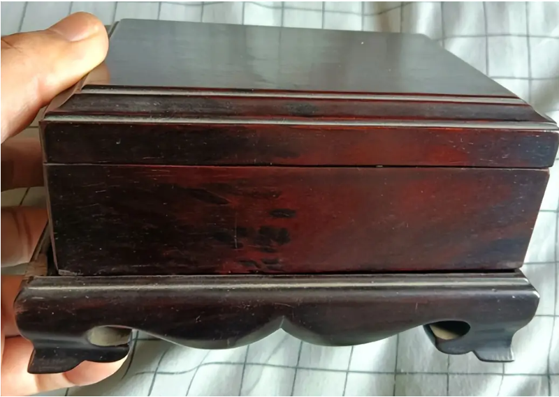 6 năm l&agrave;m gi&uacute;p việc cho &ocirc;ng cụ 65 tuổi, c&ocirc; g&aacute;i chỉ nhận được hộp gấm nhỏ: Sự thật b&ecirc;n trong g&acirc;y sững sờ- Ảnh 2.