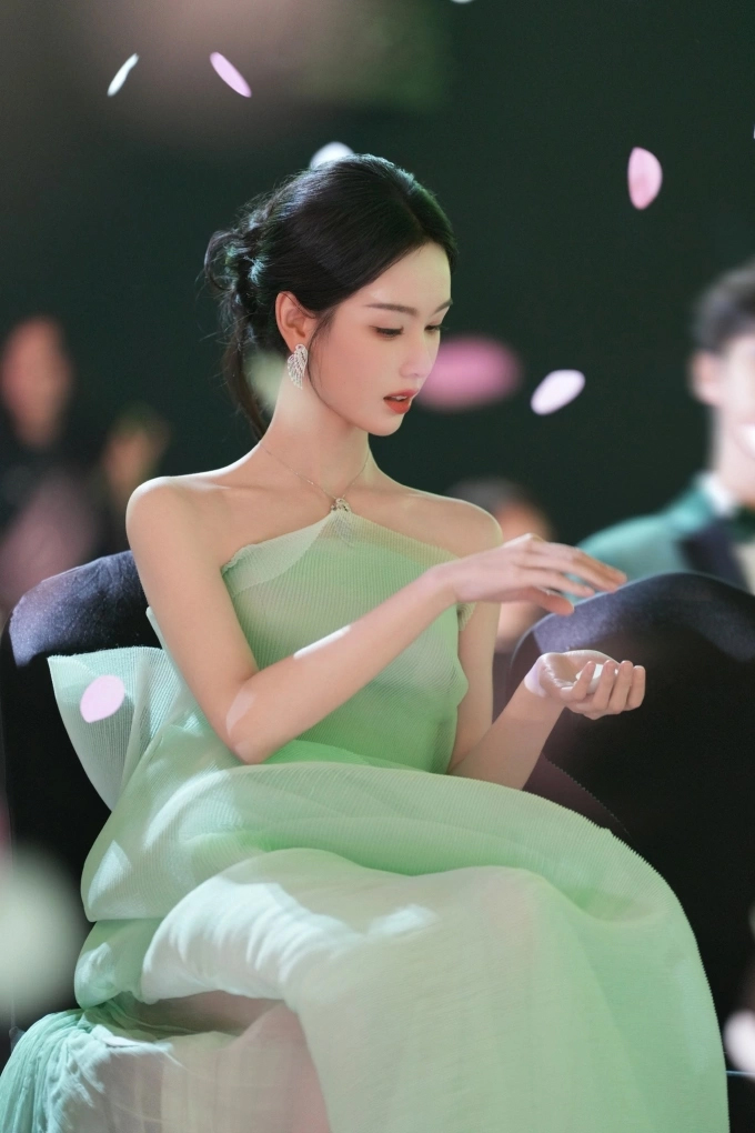 "Thần ti&ecirc;n tỷ tỷ thế hệ mới" xứ Trung da trắng mịn nổi bật: Ng&agrave;y n&agrave;o cũng ăn 1 thứ chợ Việt b&aacute;n đầy để da mọng collagen, rất tốt sức khỏe- Ảnh 2.