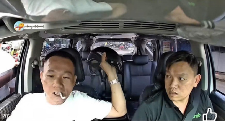 Bị nhắc nhở kh&ocirc;ng h&uacute;t thuốc, kh&aacute;ch cầm mũ bảo hiểm đập &ocirc; t&ocirc;, h&agrave;nh hung t&agrave;i xế- Ảnh 1.