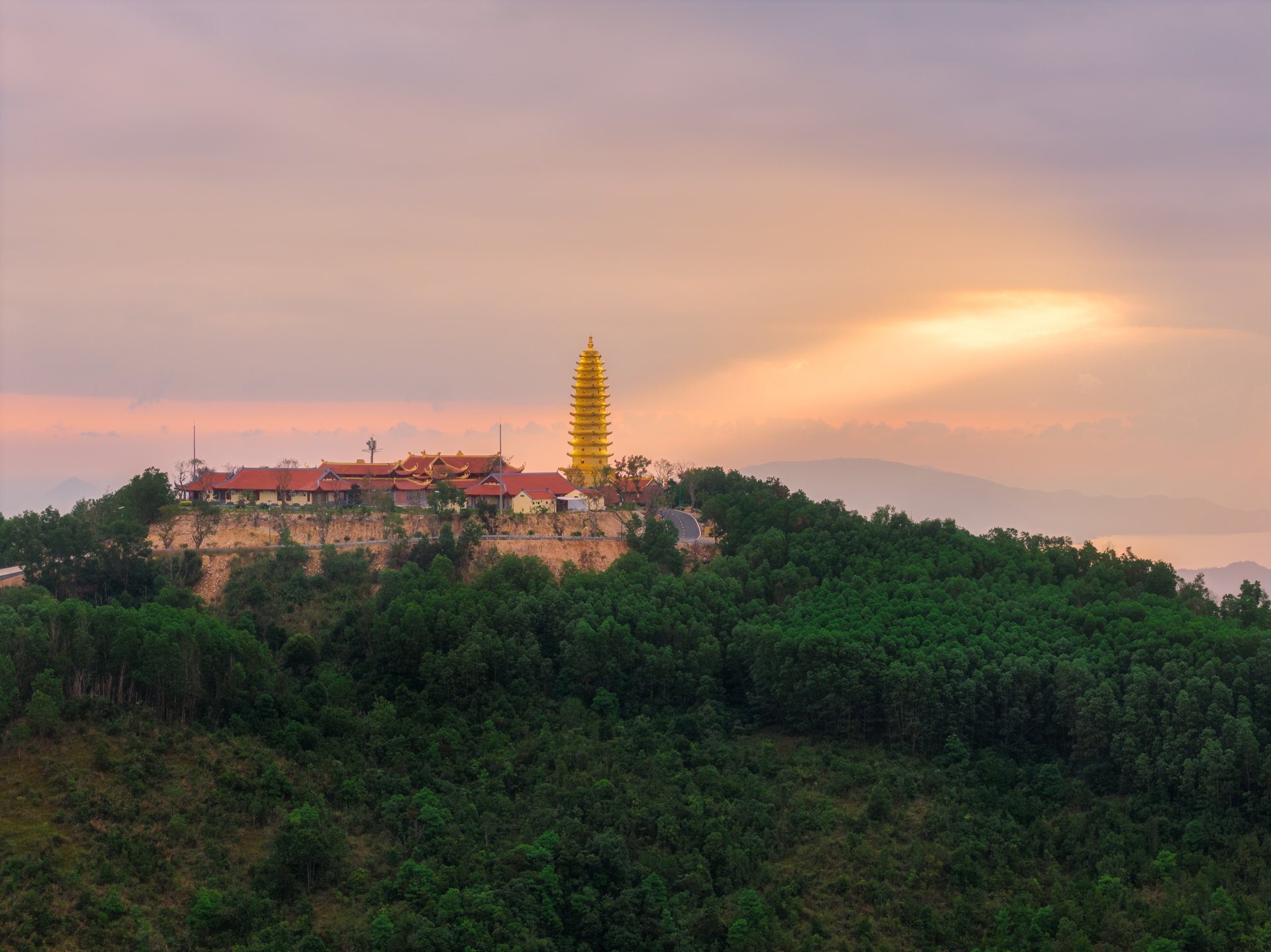 Việt Nam c&oacute; ti&ecirc;n cảnh: Ng&ocirc;i ch&ugrave;a rộng 1.000 ha tr&ecirc;n n&uacute;i Ch&iacute;n Kh&uacute;c - nơi con trai tỷ ph&uacute; Phạm Nhật Vượng l&agrave;m lễ Hằng thuận- Ảnh 4.