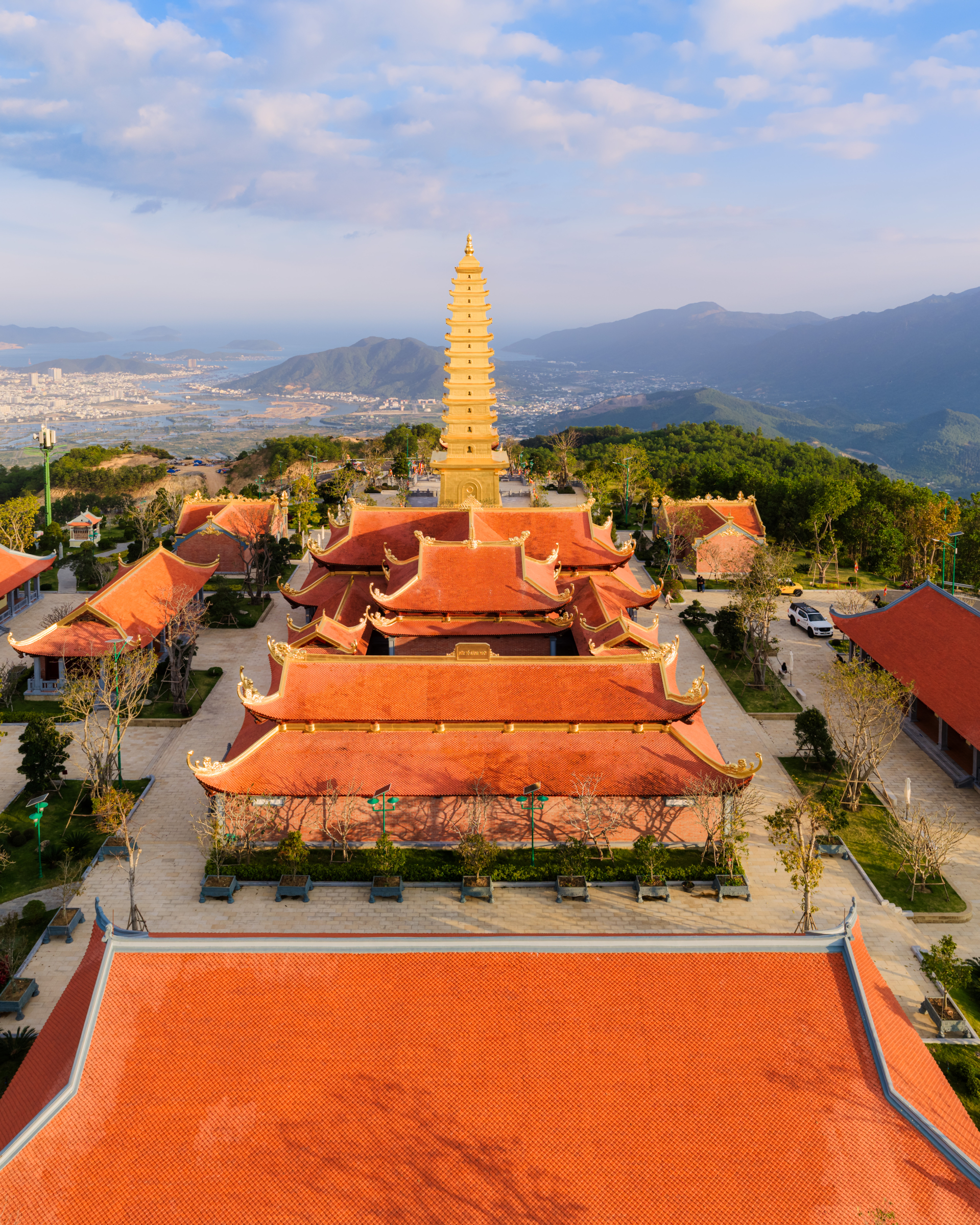 Việt Nam c&oacute; ti&ecirc;n cảnh: Ng&ocirc;i ch&ugrave;a rộng 1.000 ha tr&ecirc;n n&uacute;i Ch&iacute;n Kh&uacute;c - nơi con trai tỷ ph&uacute; Phạm Nhật Vượng l&agrave;m lễ Hằng thuận- Ảnh 5.