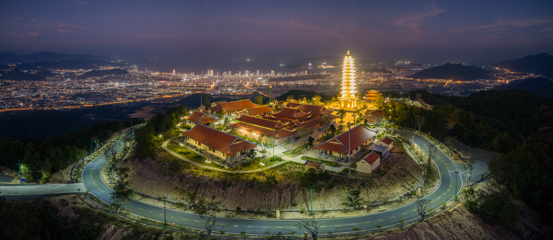 Việt Nam c&oacute; ti&ecirc;n cảnh: Ng&ocirc;i ch&ugrave;a rộng 1.000 ha tr&ecirc;n n&uacute;i Ch&iacute;n Kh&uacute;c - nơi con trai tỷ ph&uacute; Phạm Nhật Vượng l&agrave;m lễ Hằng thuận- Ảnh 6.