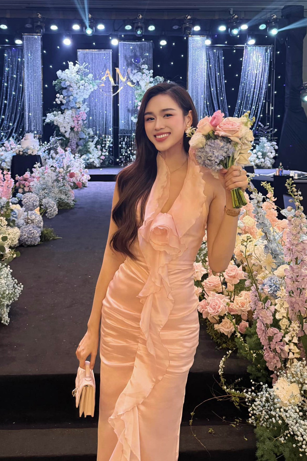 Hành động tinh tế của Đỗ Hà trong đám cưới Phương Nhi- Ảnh 6. Hành động tinh tế của Đỗ Hà trong đám cưới Phương Nhi- Ảnh 6.