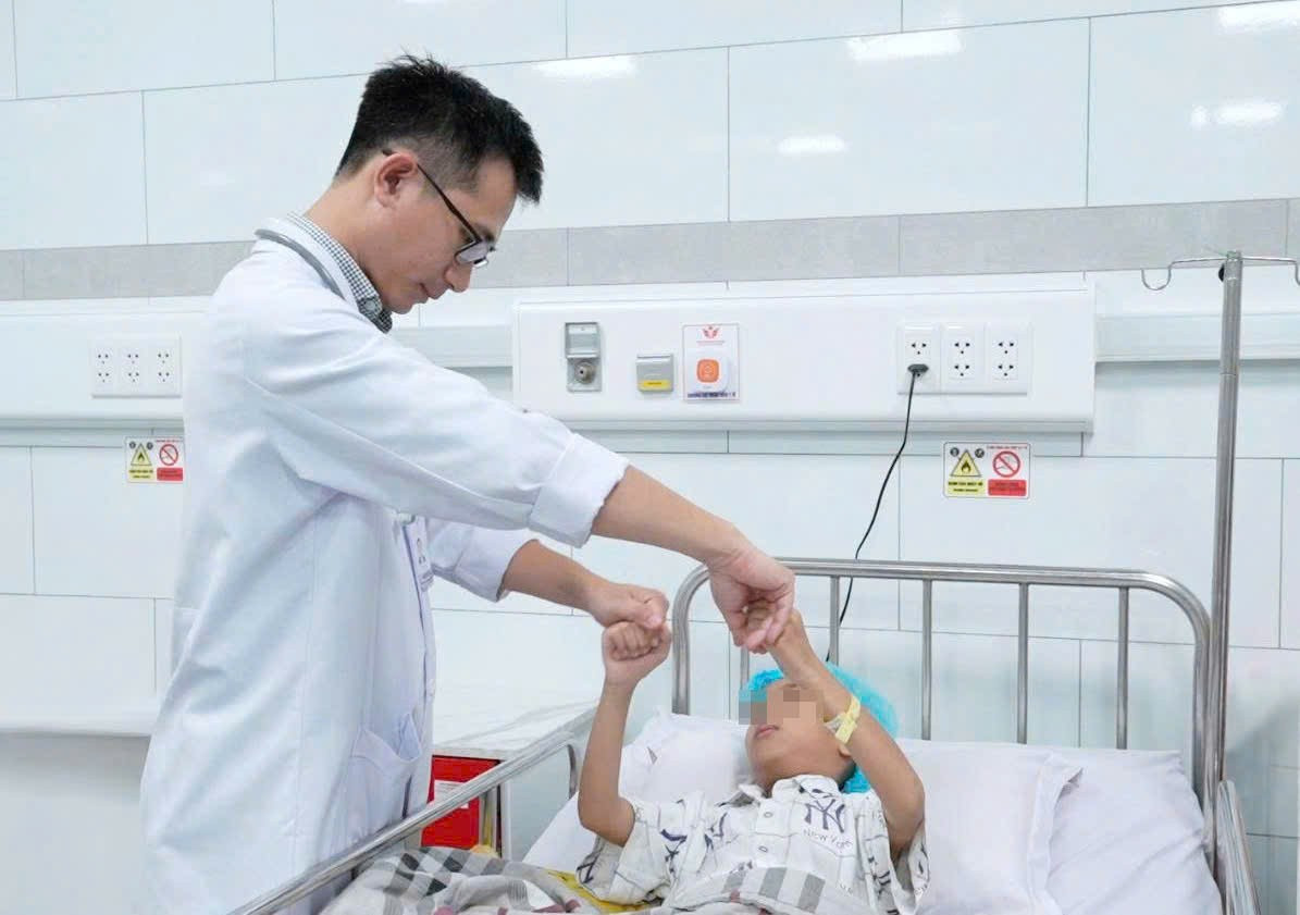 B&eacute; trai mới 9 tuổi đ&atilde; bị đột quỵ, b&aacute;c sĩ cảnh b&aacute;o dấu hiệu bất thường- Ảnh 2.