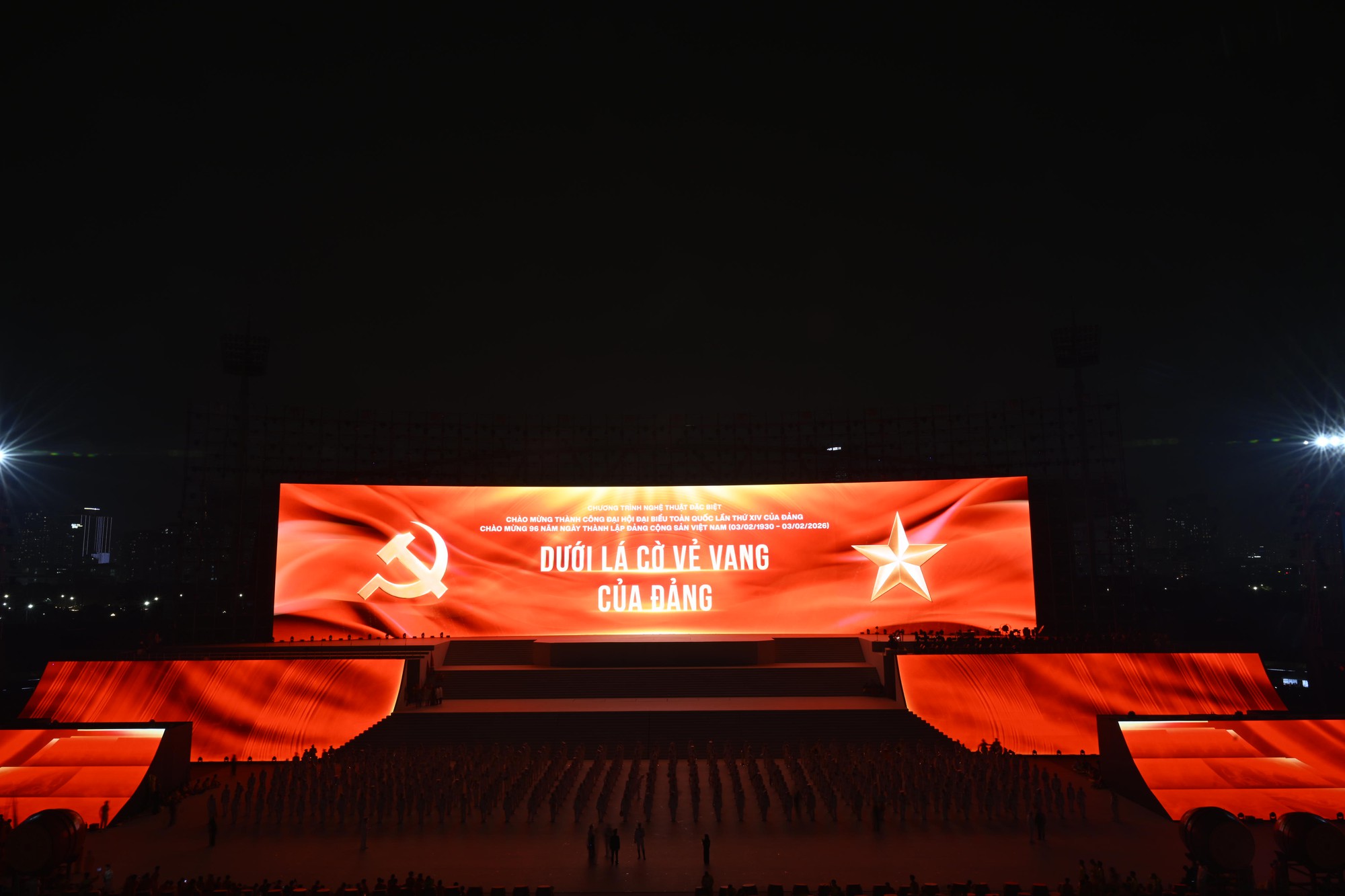 H&agrave; Nội trời r&eacute;t căm căm 12 độ C, khu vực Mỹ Đ&igrave;nh vẫn ken đặc người d&acirc;n với m&agrave;n ph&aacute;o hoa ho&agrave;nh tr&aacute;ng chưa từng c&oacute;- Ảnh 1.