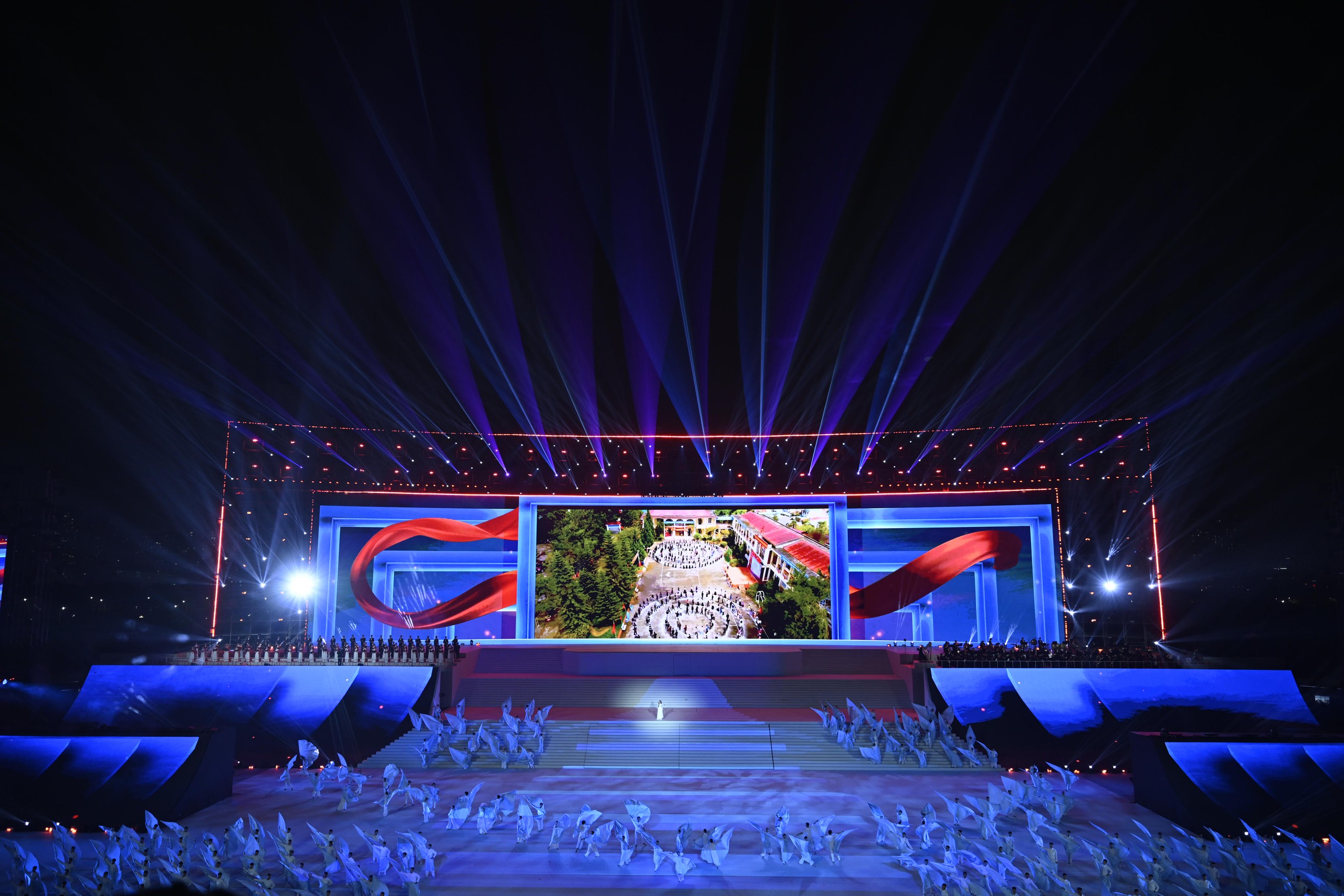 View - Hà Nội rét 12 độ C, dòng người vẫn ùn ùn đổ về sân Mỹ Đình háo hức chờ đợi màn pháo hoa quy mô hoành tráng chưa từng có