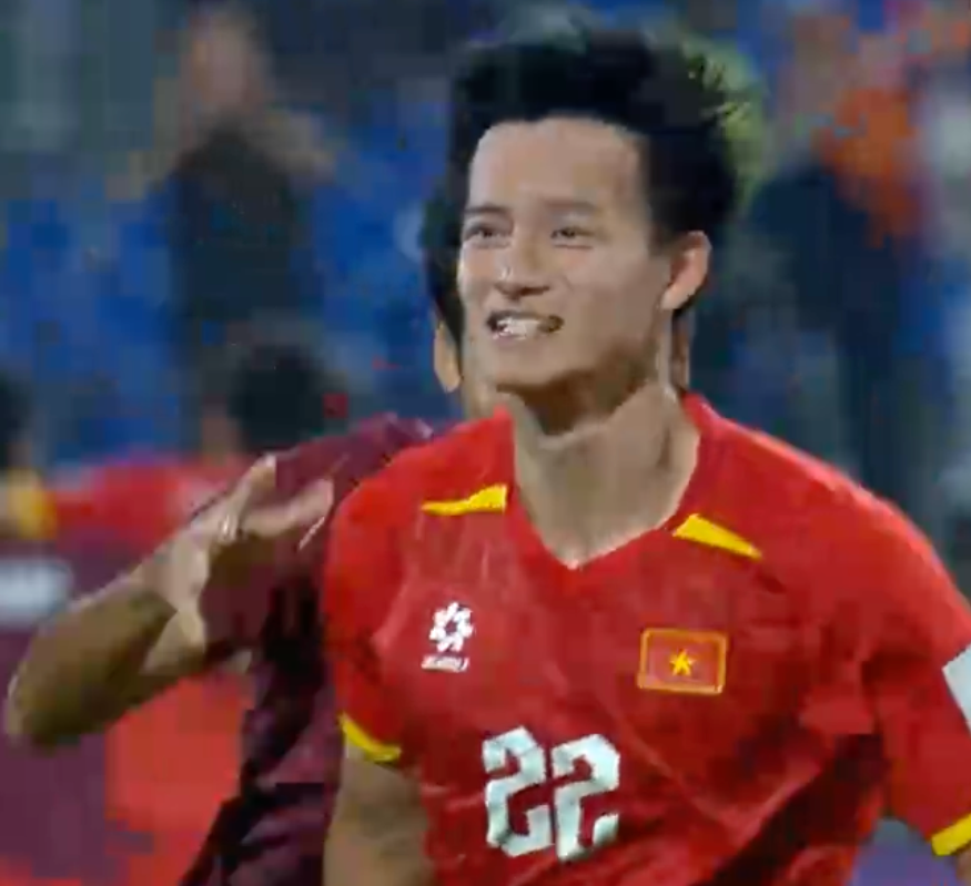 Đẹp v&ocirc; c&ugrave;ng: Thanh Nh&agrave;n h&ocirc;n l&ecirc;n l&aacute; cờ Tổ quốc, ăn mừng c&uacute; s&uacute;t quyết định gi&uacute;p U23 Việt Nam gi&agrave;nh hạng 3 ch&acirc;u &Aacute;- Ảnh 5.