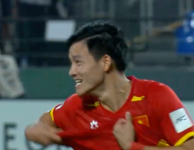 Đẹp v&ocirc; c&ugrave;ng: Thanh Nh&agrave;n h&ocirc;n l&ecirc;n l&aacute; cờ Tổ quốc, ăn mừng c&uacute; s&uacute;t quyết định gi&uacute;p U23 Việt Nam gi&agrave;nh hạng 3 ch&acirc;u &Aacute;- Ảnh 3.