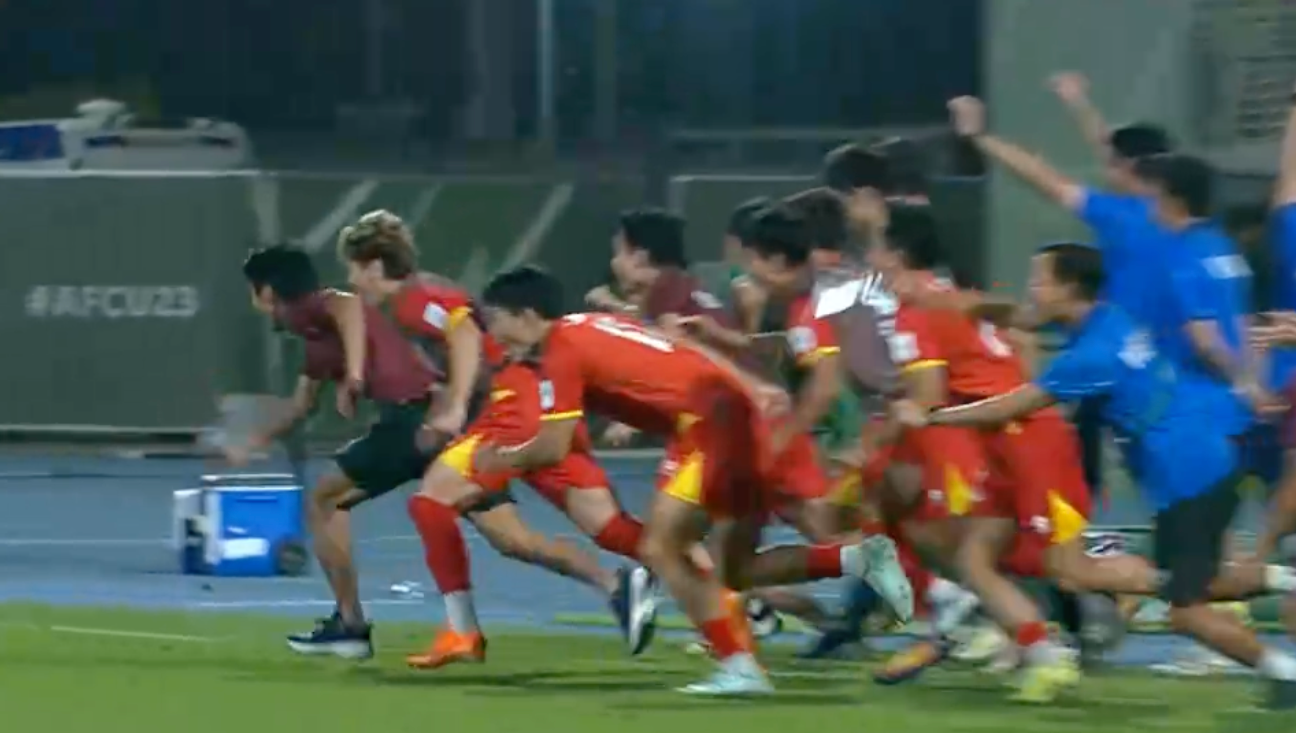 Đẹp v&ocirc; c&ugrave;ng: Thanh Nh&agrave;n h&ocirc;n l&ecirc;n l&aacute; cờ Tổ quốc, ăn mừng c&uacute; s&uacute;t quyết định gi&uacute;p U23 Việt Nam gi&agrave;nh hạng 3 ch&acirc;u &Aacute;- Ảnh 8.