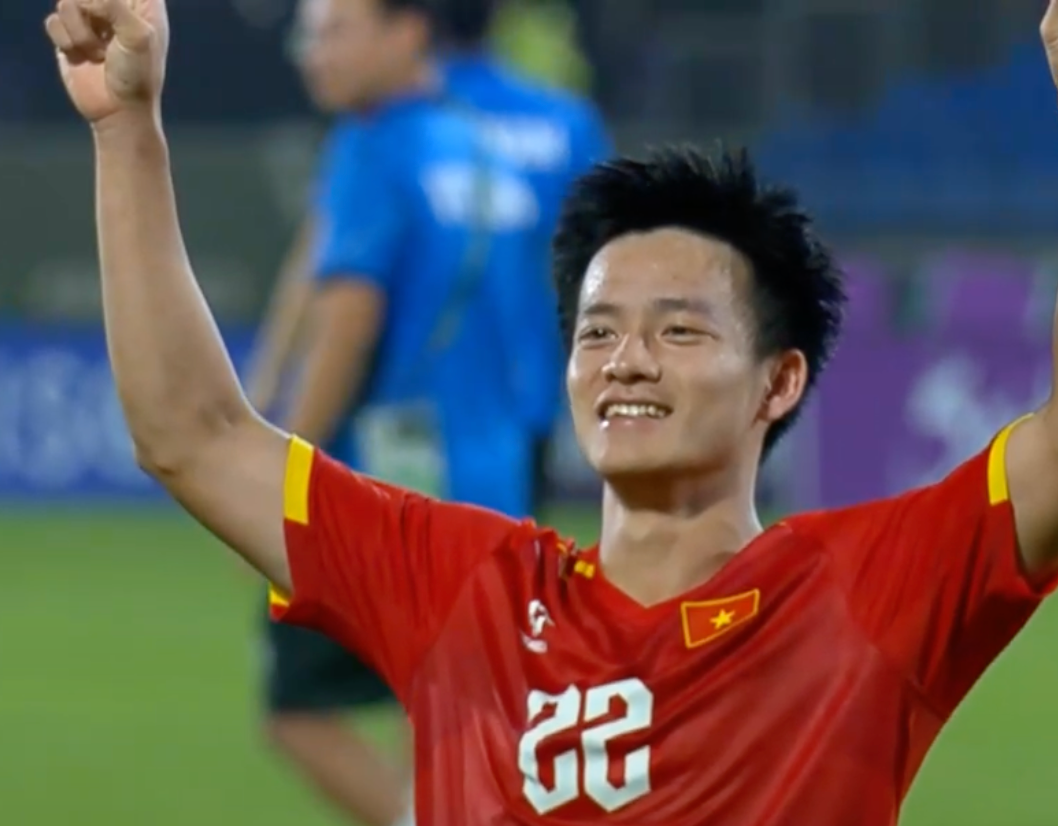 Đẹp v&ocirc; c&ugrave;ng: Thanh Nh&agrave;n h&ocirc;n l&ecirc;n l&aacute; cờ Tổ quốc, ăn mừng c&uacute; s&uacute;t quyết định gi&uacute;p U23 Việt Nam gi&agrave;nh hạng 3 ch&acirc;u &Aacute;- Ảnh 4.