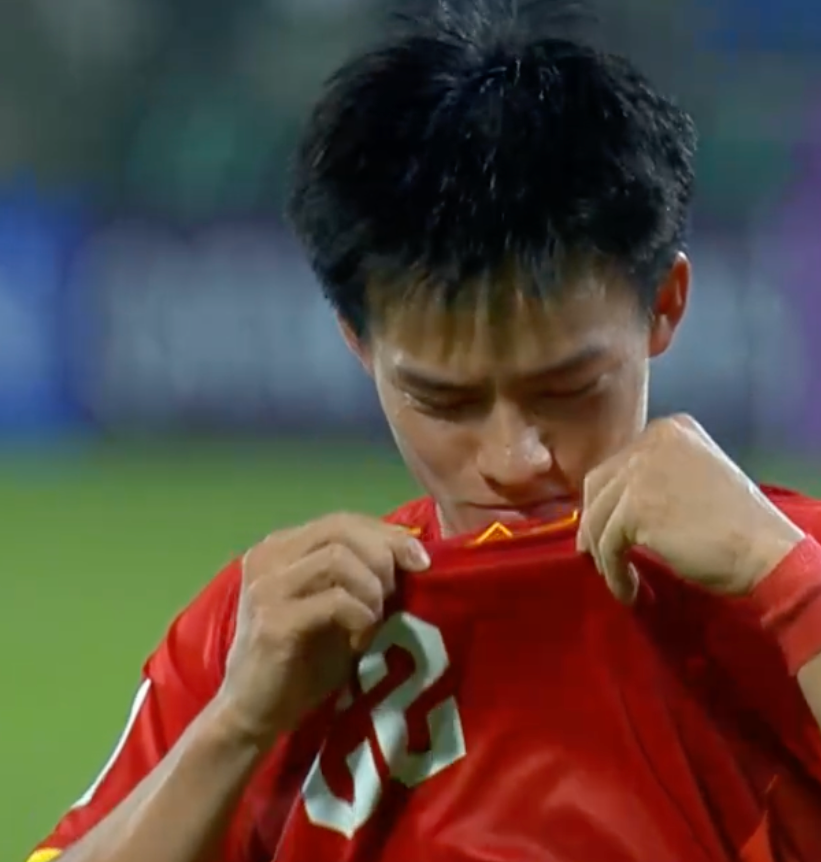 Đẹp v&ocirc; c&ugrave;ng: Thanh Nh&agrave;n h&ocirc;n l&ecirc;n l&aacute; cờ Tổ quốc, ăn mừng c&uacute; s&uacute;t quyết định gi&uacute;p U23 Việt Nam gi&agrave;nh hạng 3 ch&acirc;u &Aacute;- Ảnh 6.