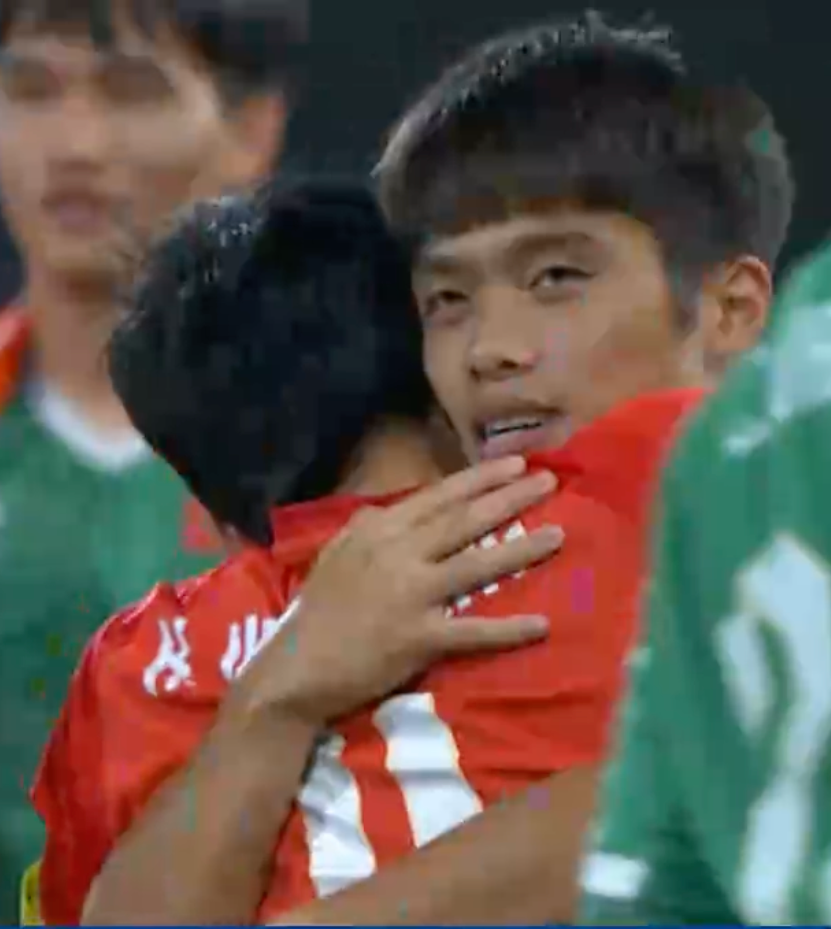 Đẹp v&ocirc; c&ugrave;ng: Thanh Nh&agrave;n h&ocirc;n l&ecirc;n l&aacute; cờ Tổ quốc, ăn mừng c&uacute; s&uacute;t quyết định gi&uacute;p U23 Việt Nam gi&agrave;nh hạng 3 ch&acirc;u &Aacute;- Ảnh 9.