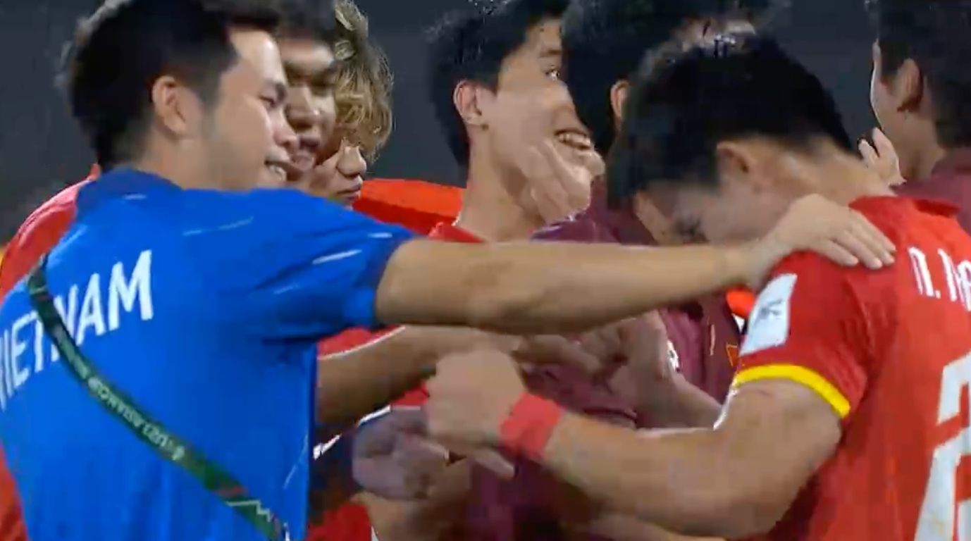 Đẹp v&ocirc; c&ugrave;ng: Thanh Nh&agrave;n h&ocirc;n l&ecirc;n l&aacute; cờ Tổ quốc, ăn mừng c&uacute; s&uacute;t quyết định gi&uacute;p U23 Việt Nam gi&agrave;nh hạng 3 ch&acirc;u &Aacute;- Ảnh 10.