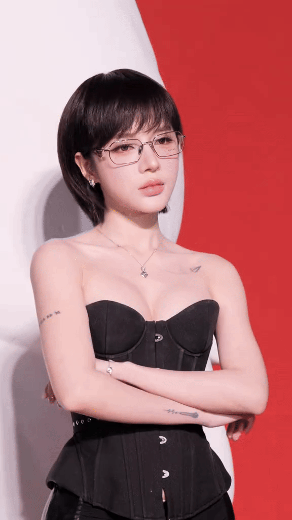 Cam thường c&oacute; thể d&igrave;m cả thế giới, ri&ecirc;ng mỹ nh&acirc;n Việt n&agrave;y phải chịu thua: Soi kiểu g&igrave; cũng kh&ocirc;ng ra g&oacute;c chết- Ảnh 1.