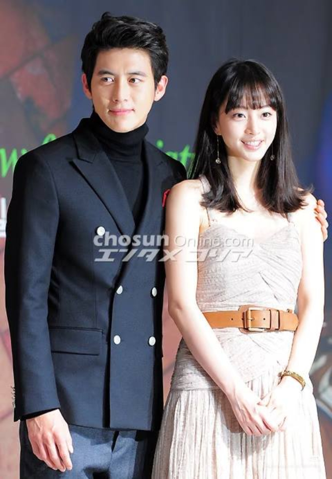 Lâu rồi mới thấy một cặp đôi đẹp tới mức chỉ nhìn nhau cũng làm người khác rung động, không yêu thì quá phí- Ảnh 2. Lâu rồi mới thấy một cặp đôi đẹp tới mức chỉ nhìn nhau cũng làm người khác rung động, không yêu thì quá phí- Ảnh 2.