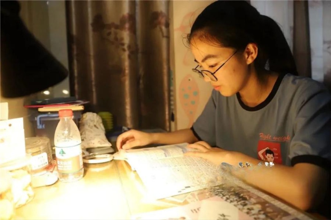 T&agrave;i khoản nhận được số tiền "b&iacute; ẩn" mỗi th&aacute;ng, c&ocirc; g&aacute;i sốc khi biết người gửi- Ảnh 1.