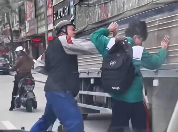 Nam sinh bị người đ&agrave;n &ocirc;ng đấm li&ecirc;n tiếp v&agrave;o đầu sau va chạm giao th&ocirc;ng- Ảnh 1.