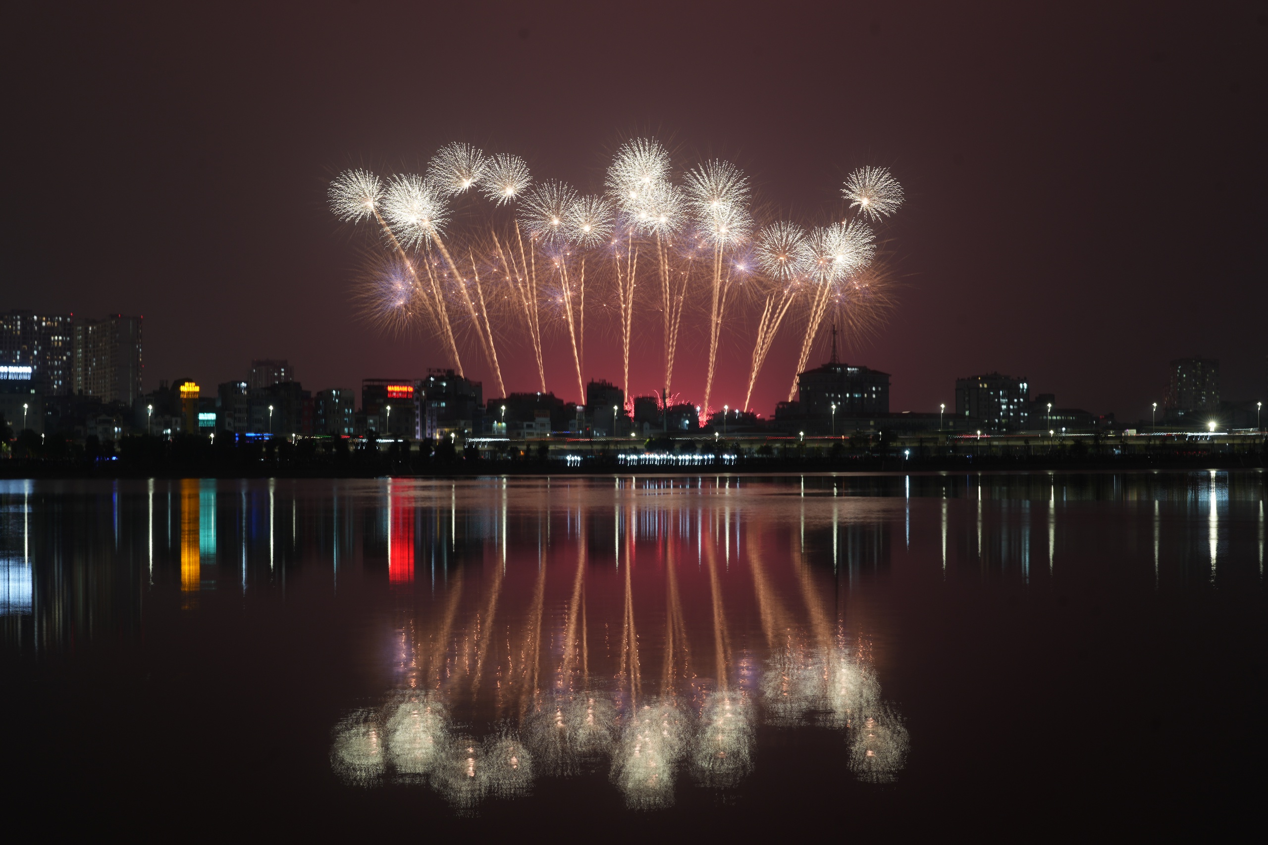 View - Hà Nội rét 12 độ C, dòng người vẫn ùn ùn đổ về sân Mỹ Đình háo hức chờ đợi màn pháo hoa quy mô hoành tráng chưa từng có