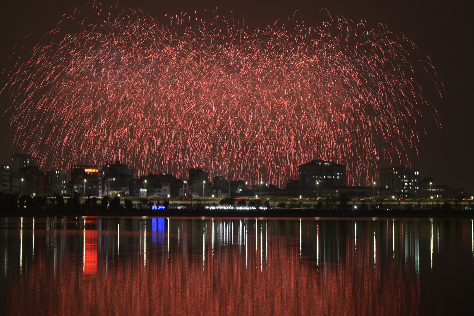 View - Hà Nội rét 12 độ C, dòng người vẫn ùn ùn đổ về sân Mỹ Đình háo hức chờ đợi màn pháo hoa quy mô hoành tráng chưa từng có