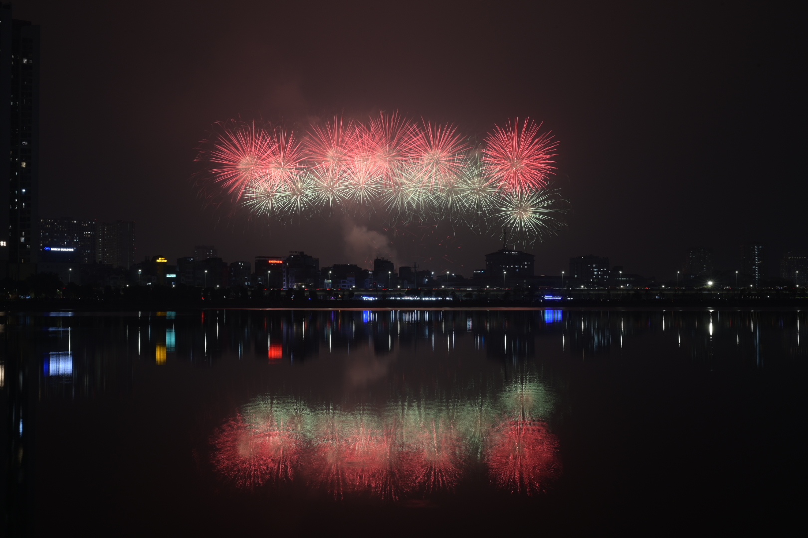 View - Hà Nội rét 12 độ C, dòng người vẫn ùn ùn đổ về sân Mỹ Đình háo hức chờ đợi màn pháo hoa quy mô hoành tráng chưa từng có