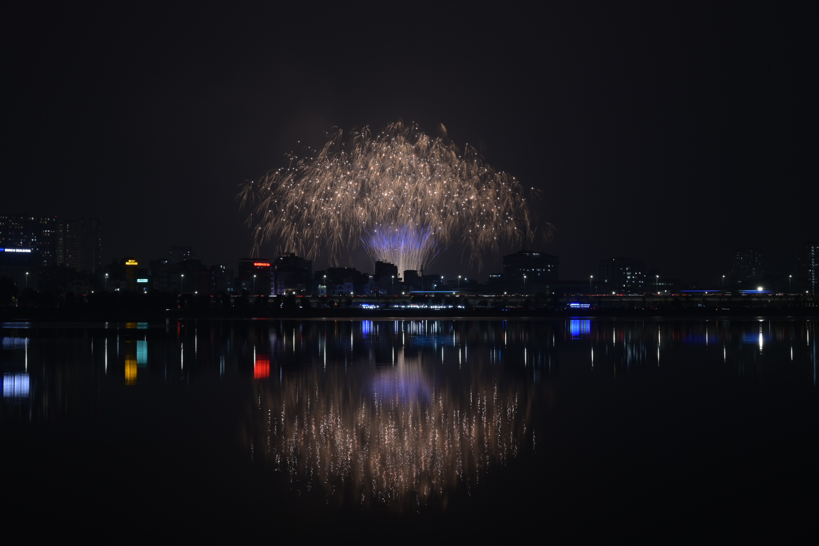 View - Hà Nội rét 12 độ C, dòng người vẫn ùn ùn đổ về sân Mỹ Đình háo hức chờ đợi màn pháo hoa quy mô hoành tráng chưa từng có