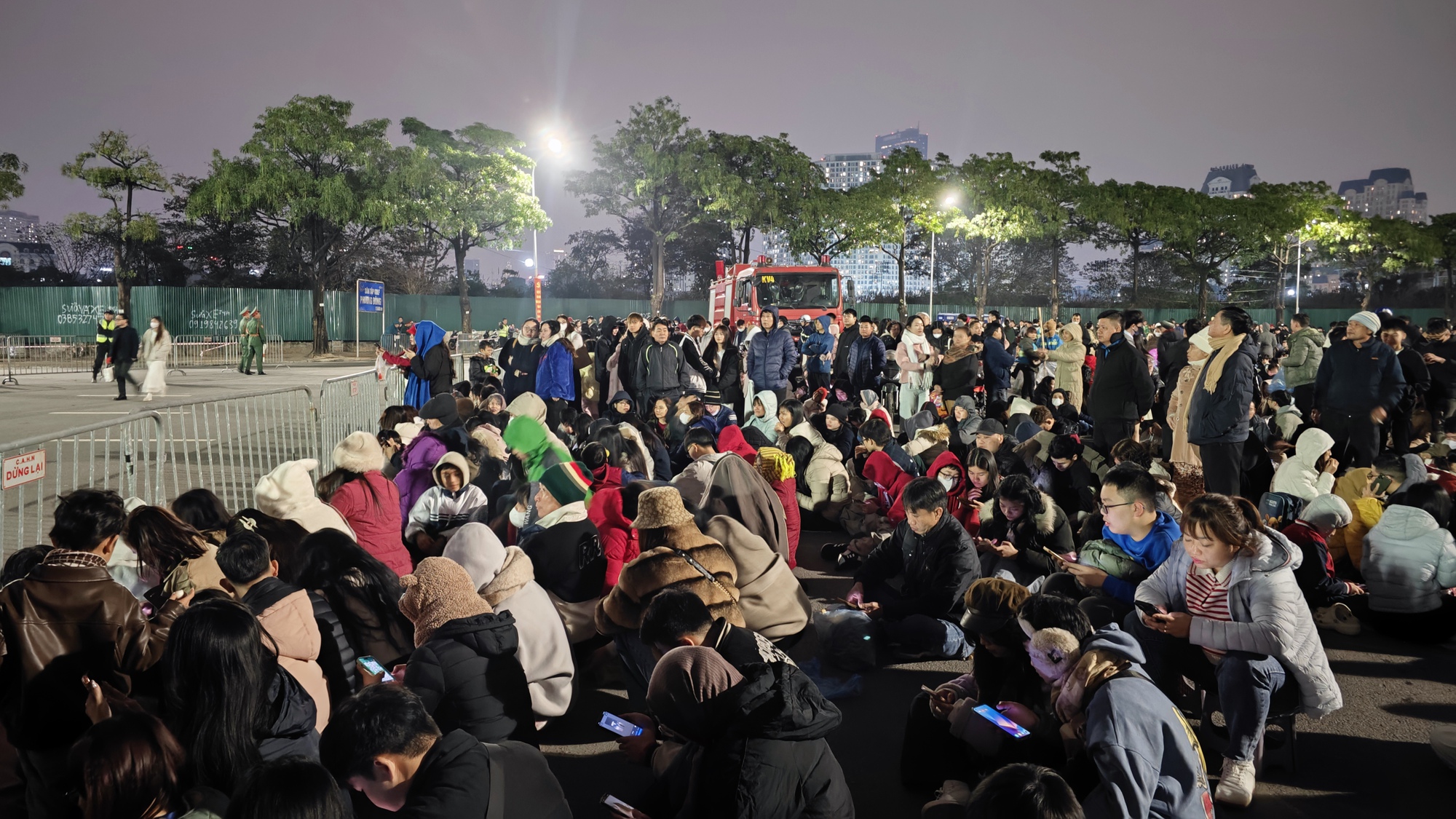 H&agrave; Nội trời r&eacute;t căm căm 12 độ C, khu vực Mỹ Đ&igrave;nh vẫn ken đặc người d&acirc;n với m&agrave;n ph&aacute;o hoa ho&agrave;nh tr&aacute;ng chưa từng c&oacute;- Ảnh 3.