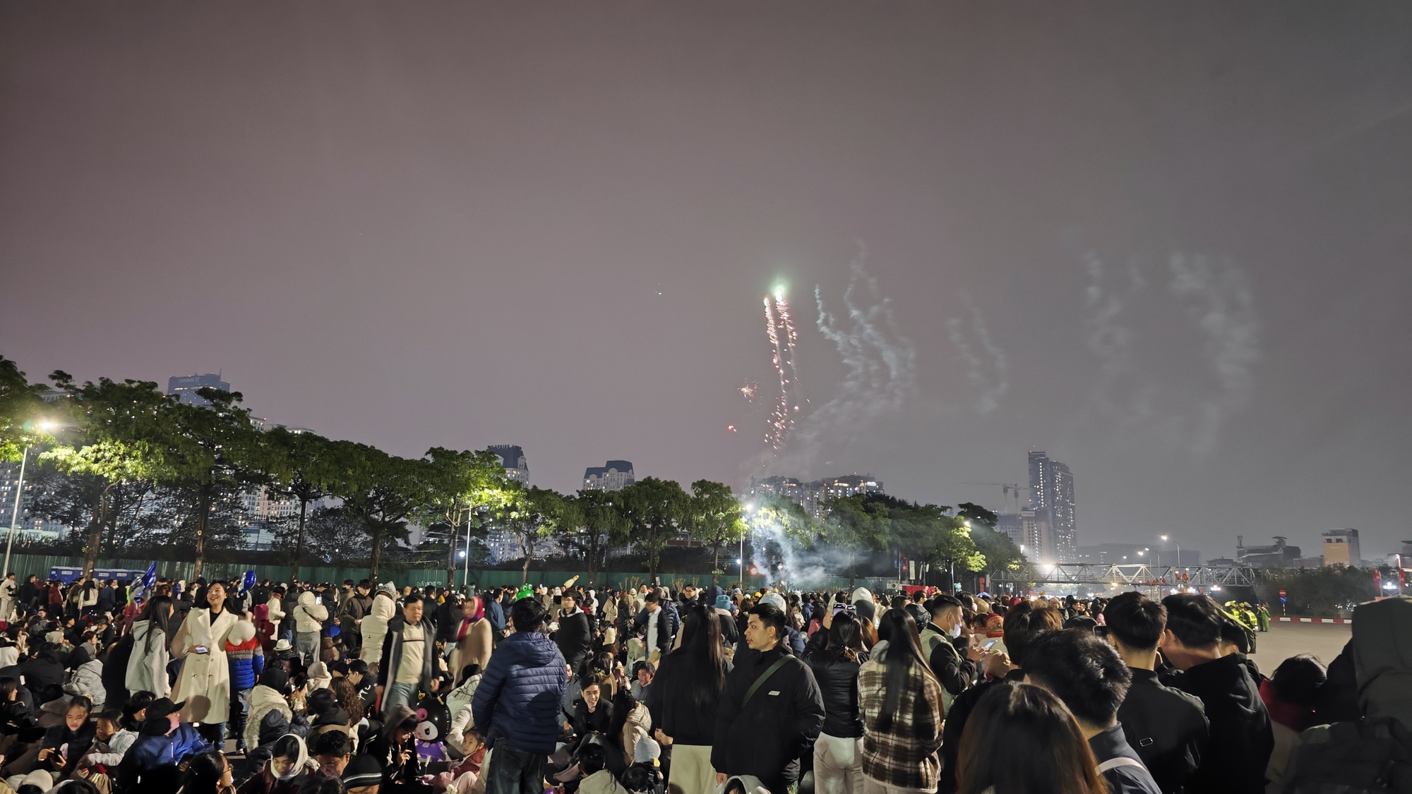 H&agrave; Nội trời r&eacute;t căm căm 12 độ C, khu vực Mỹ Đ&igrave;nh vẫn ken đặc người d&acirc;n với m&agrave;n ph&aacute;o hoa ho&agrave;nh tr&aacute;ng chưa từng c&oacute;- Ảnh 2.