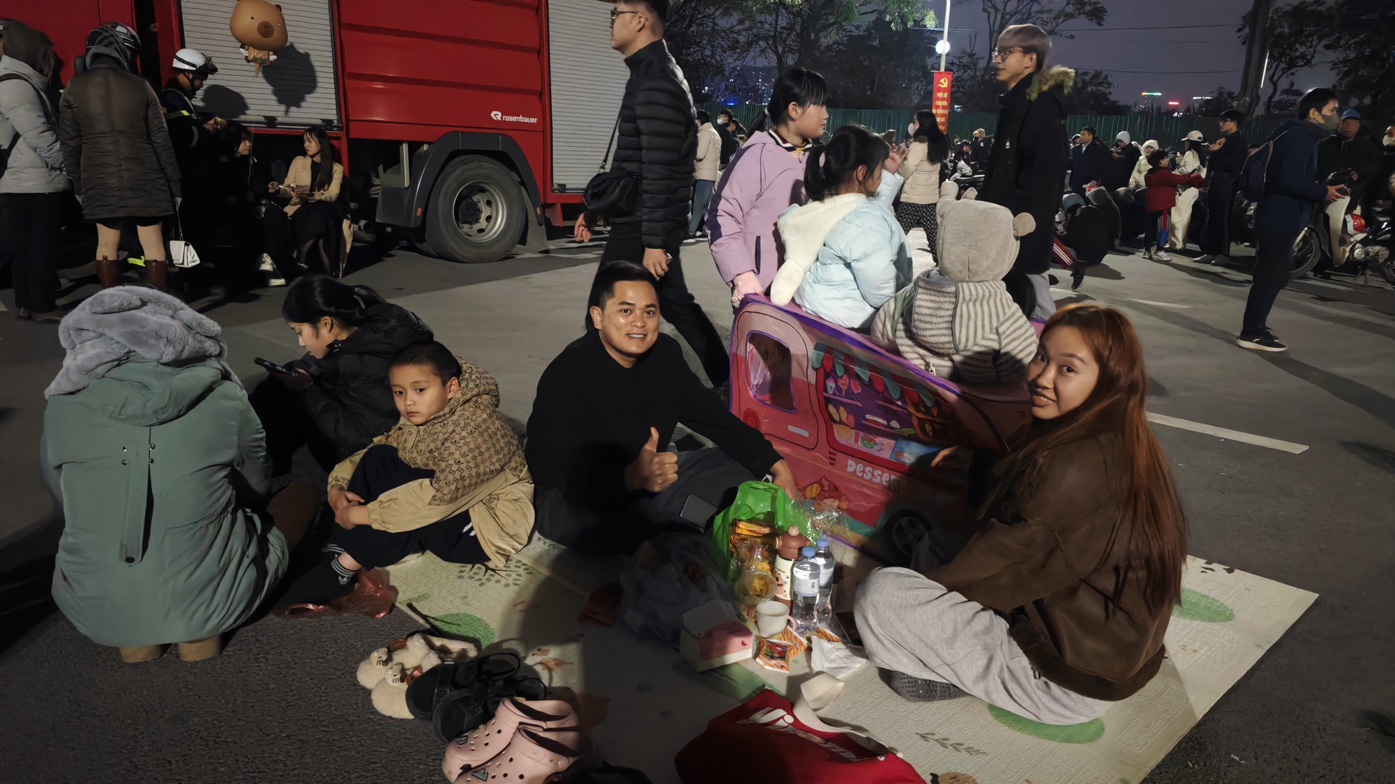 H&agrave; Nội trời r&eacute;t căm căm 12 độ C, khu vực Mỹ Đ&igrave;nh vẫn ken đặc người d&acirc;n với m&agrave;n ph&aacute;o hoa ho&agrave;nh tr&aacute;ng chưa từng c&oacute;- Ảnh 5.