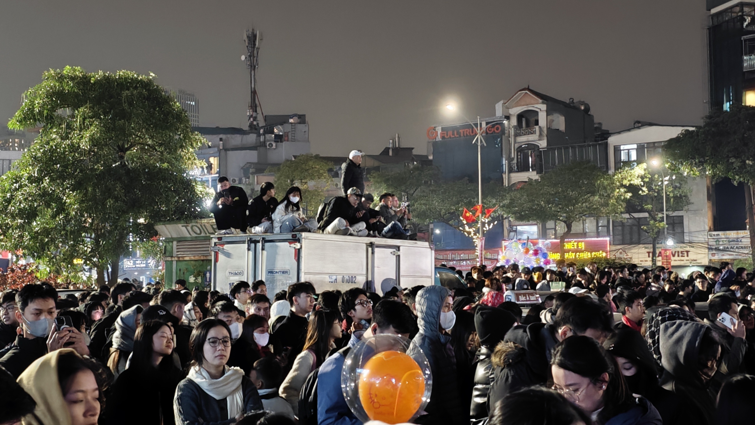 View - Hà Nội rét 12 độ C, dòng người vẫn ùn ùn đổ về sân Mỹ Đình háo hức chờ đợi màn pháo hoa quy mô hoành tráng chưa từng có
