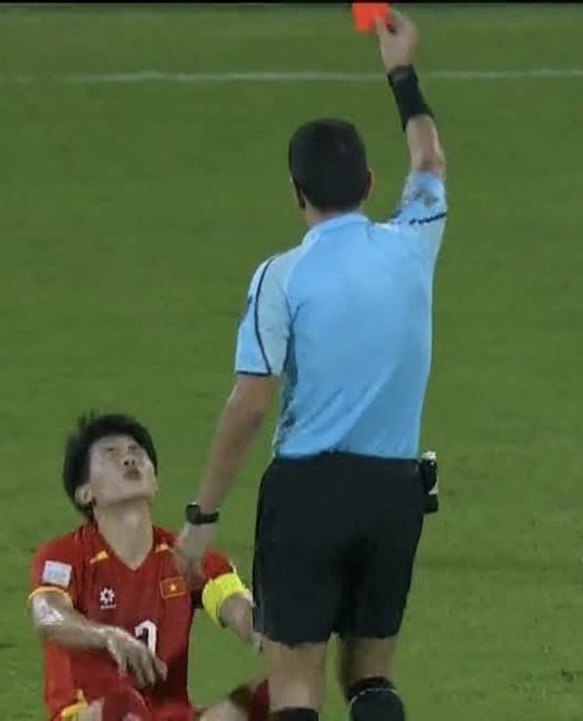 Đ&igrave;nh Bắc ghi b&agrave;n rồi nhận thẻ đỏ, quỳ rạp xuống s&acirc;n v&igrave; bất lực- Ảnh 1.