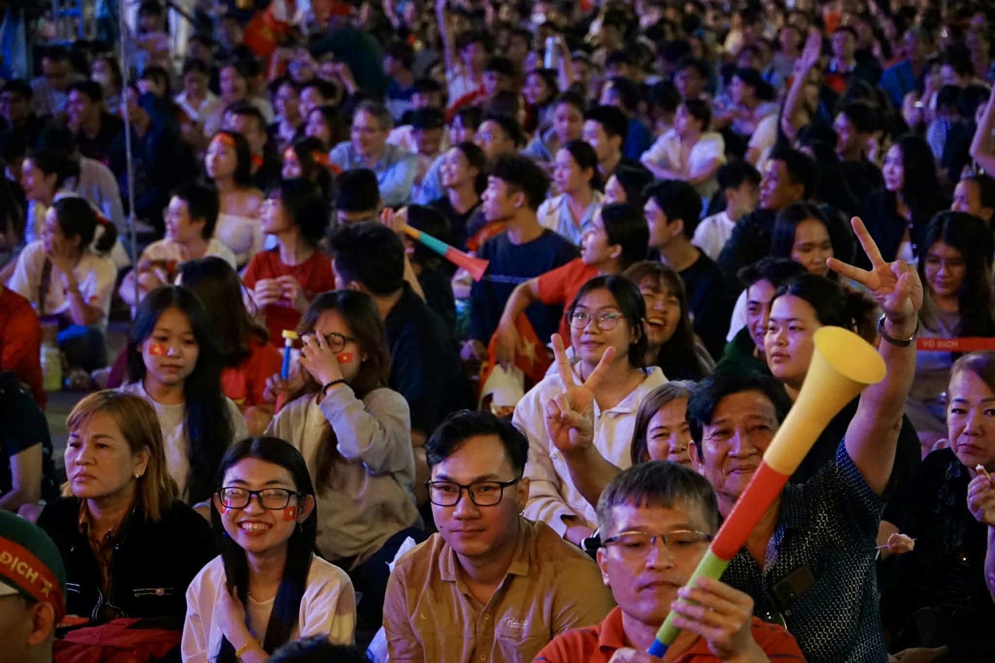 Phố đi bộ Nguyễn Huệ &ldquo;rực lửa&rdquo; d&ugrave; đ&atilde; đ&ecirc;m muộn, tiếp sức U23 Việt Nam tranh hạng 3 ch&acirc;u &Aacute; 2026- Ảnh 4.