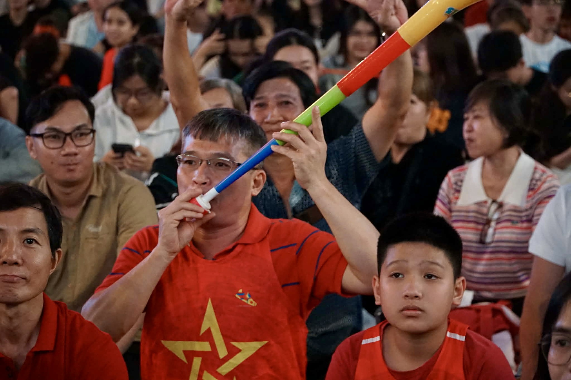 Phố đi bộ Nguyễn Huệ &ldquo;rực lửa&rdquo; d&ugrave; đ&atilde; đ&ecirc;m muộn, tiếp sức U23 Việt Nam tranh hạng 3 ch&acirc;u &Aacute; 2026- Ảnh 5.