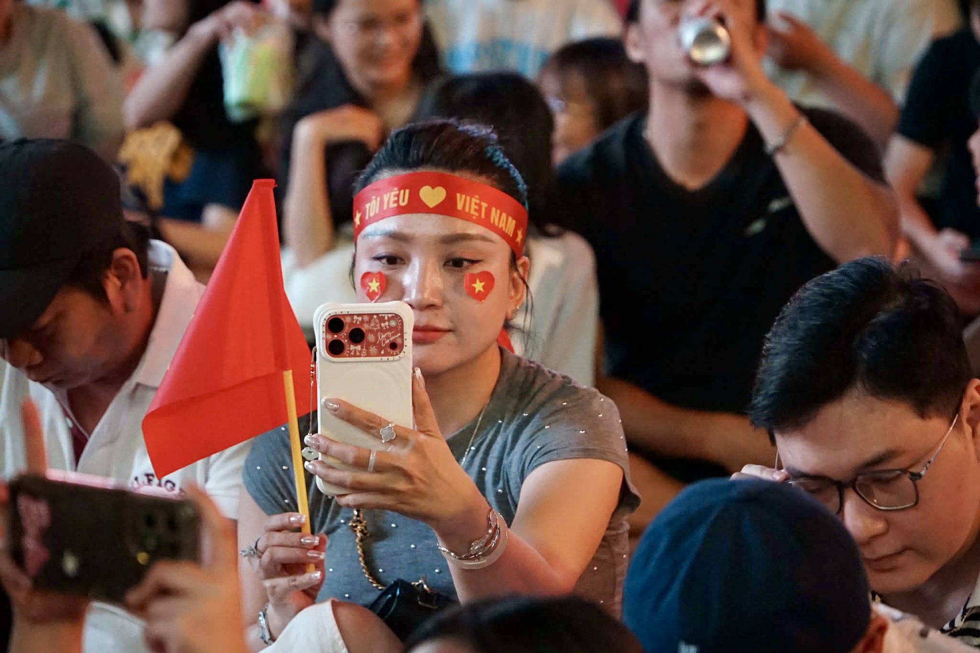 Phố đi bộ Nguyễn Huệ &ldquo;rực lửa&rdquo; d&ugrave; đ&atilde; đ&ecirc;m muộn, tiếp sức U23 Việt Nam tranh hạng 3 ch&acirc;u &Aacute; 2026- Ảnh 8.