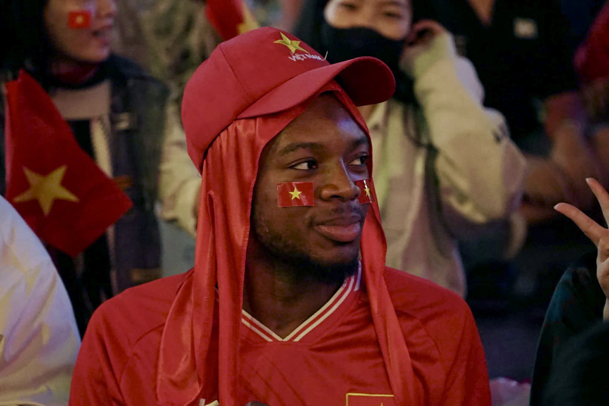 Phố đi bộ Nguyễn Huệ &ldquo;rực lửa&rdquo; d&ugrave; đ&atilde; đ&ecirc;m muộn, tiếp sức U23 Việt Nam tranh hạng 3 ch&acirc;u &Aacute; 2026- Ảnh 9.