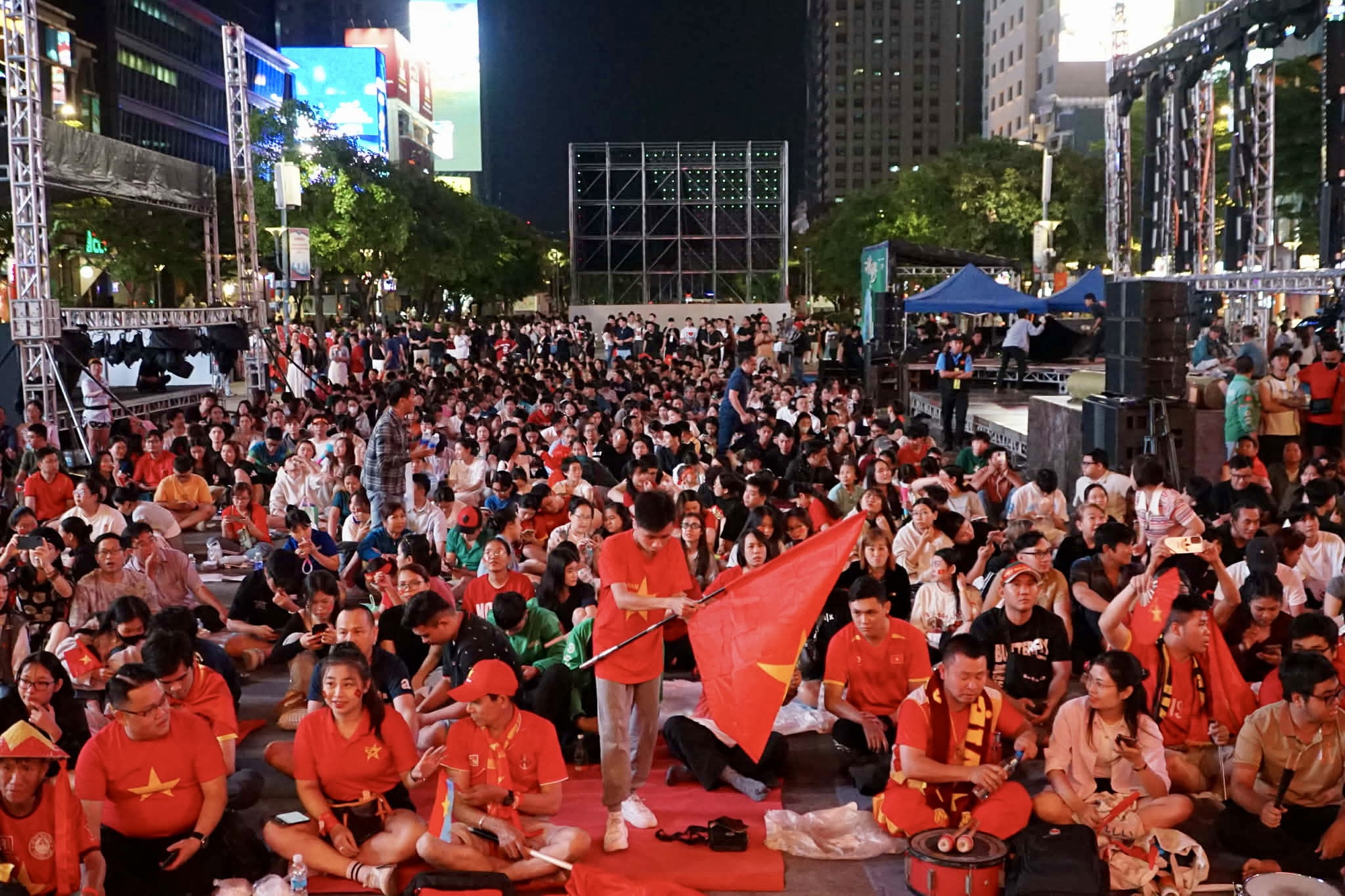 Phố đi bộ Nguyễn Huệ &ldquo;rực lửa&rdquo; d&ugrave; đ&atilde; đ&ecirc;m muộn, tiếp sức U23 Việt Nam tranh hạng 3 ch&acirc;u &Aacute; 2026- Ảnh 3.