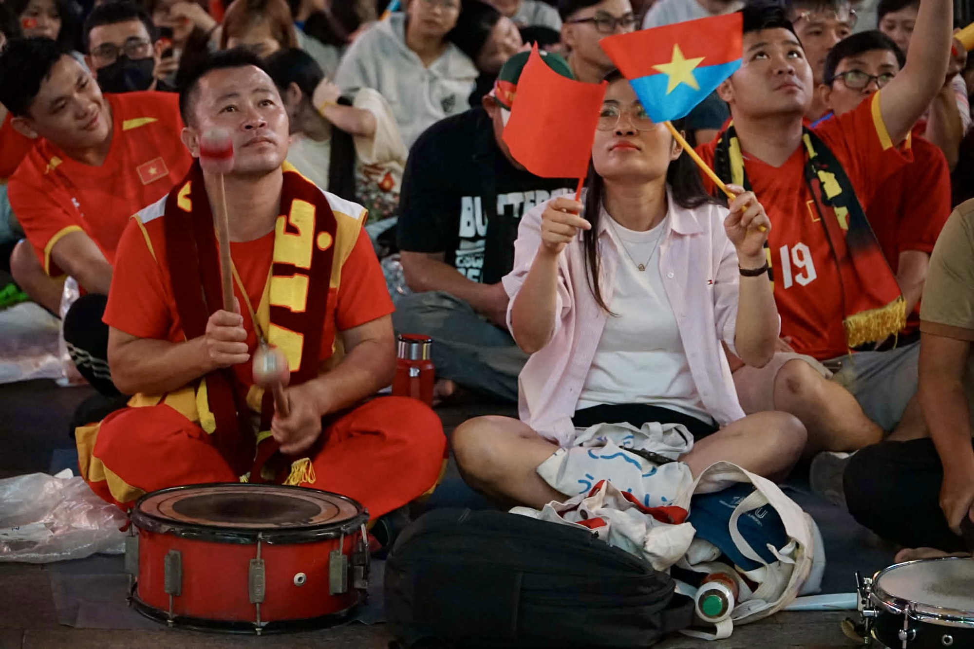 Phố đi bộ Nguyễn Huệ &ldquo;rực lửa&rdquo; d&ugrave; đ&atilde; đ&ecirc;m muộn, tiếp sức U23 Việt Nam tranh hạng 3 ch&acirc;u &Aacute; 2026- Ảnh 6.