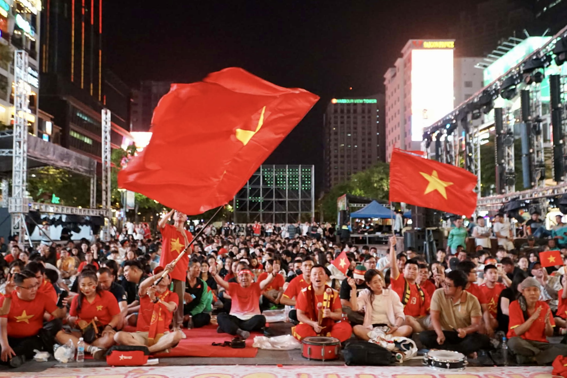 Phố đi bộ Nguyễn Huệ &ldquo;rực lửa&rdquo; d&ugrave; đ&atilde; đ&ecirc;m muộn, tiếp sức U23 Việt Nam tranh hạng 3 ch&acirc;u &Aacute; 2026- Ảnh 2.