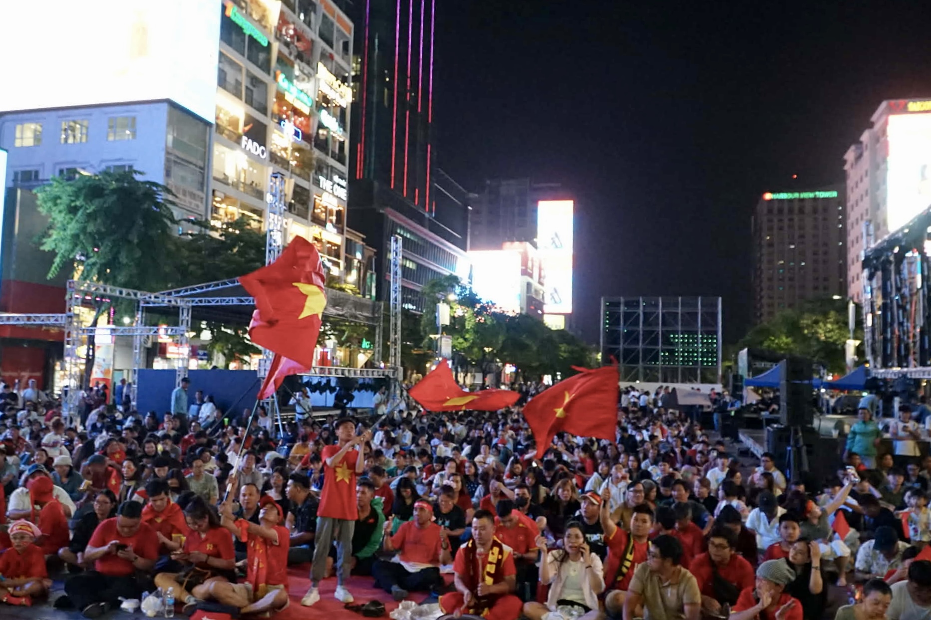 Phố đi bộ Nguyễn Huệ &ldquo;rực lửa&rdquo; d&ugrave; đ&atilde; đ&ecirc;m muộn, tiếp sức U23 Việt Nam tranh hạng 3 ch&acirc;u &Aacute; 2026- Ảnh 1.