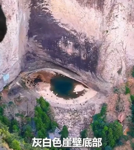 "Mắt rồng" đột ngột xuất hiện giữa núi đá, người dân nô nức kéo đến kiểm chứng- Ảnh 1. "Mắt rồng" đột ngột xuất hiện giữa núi đá, người dân nô nức kéo đến kiểm chứng- Ảnh 1.