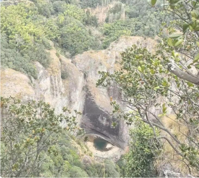 "Mắt rồng" đột ngột xuất hiện giữa núi đá, người dân nô nức kéo đến kiểm chứng- Ảnh 2. "Mắt rồng" đột ngột xuất hiện giữa núi đá, người dân nô nức kéo đến kiểm chứng- Ảnh 2.