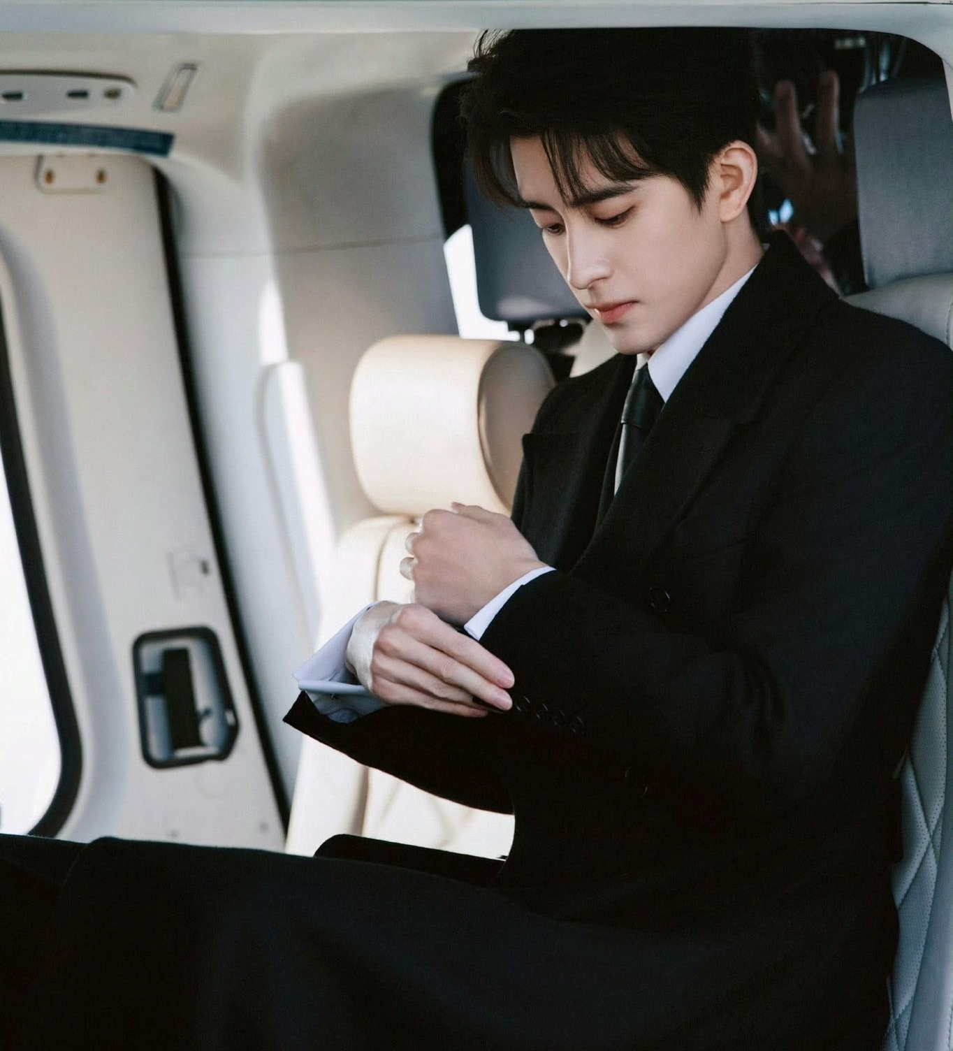 Tổng t&agrave;i ng&agrave;y đi l&agrave;m bằng trực thăng, tối l&aacute;i Bentley dạo phố: Visual tuyệt đối ng&ocirc;n t&igrave;nh kh&ocirc;ng b&uacute;t mực n&agrave;o tả nổi- Ảnh 5.