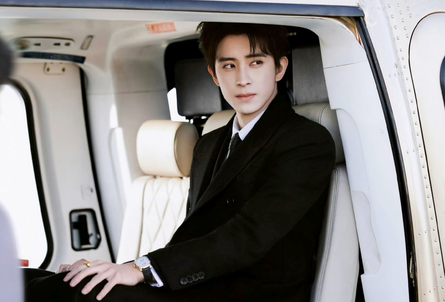 Tổng t&agrave;i ng&agrave;y đi l&agrave;m bằng trực thăng, tối l&aacute;i Bentley dạo phố: Visual tuyệt đối ng&ocirc;n t&igrave;nh kh&ocirc;ng b&uacute;t mực n&agrave;o tả nổi- Ảnh 3.