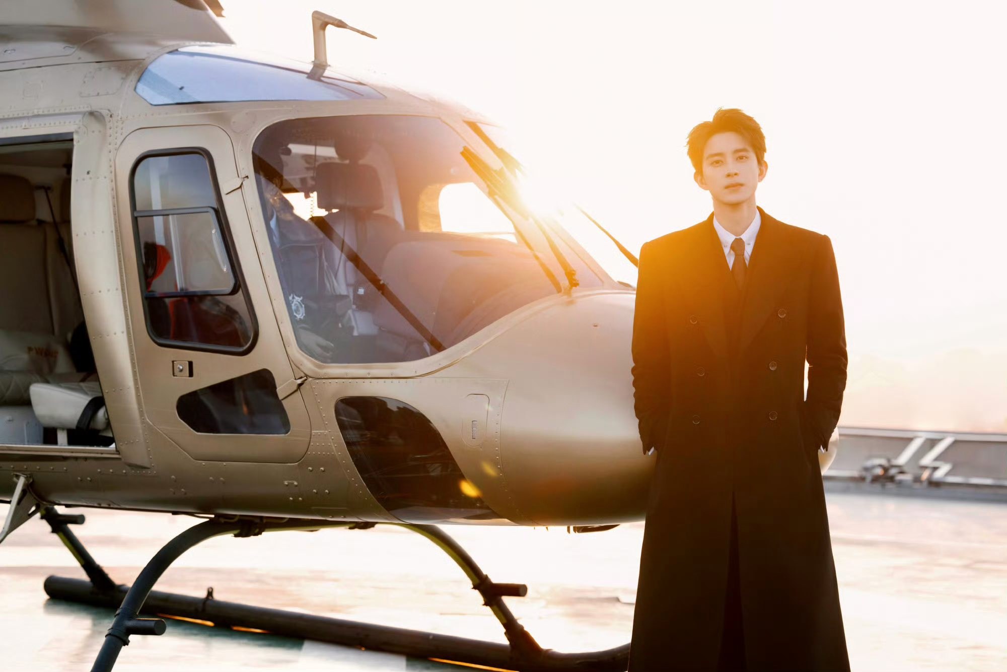 Tổng t&agrave;i ng&agrave;y đi l&agrave;m bằng trực thăng, tối l&aacute;i Bentley dạo phố: Visual tuyệt đối ng&ocirc;n t&igrave;nh kh&ocirc;ng b&uacute;t mực n&agrave;o tả nổi- Ảnh 1.