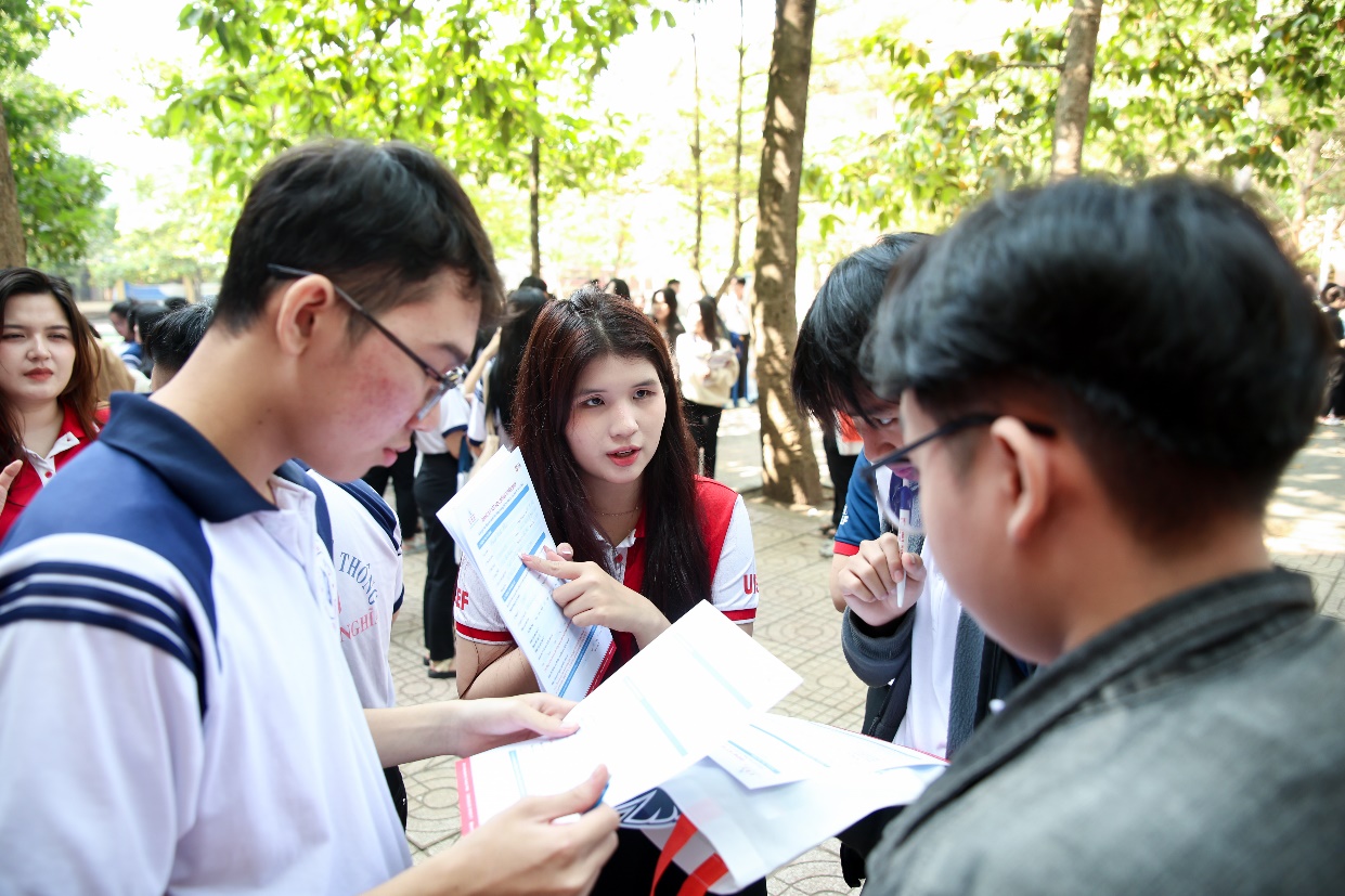 Chính sách xét học bổng sớm bằng kết quả học kỳ 1 lớp 12 thu hút học sinh Đồng Nai- Ảnh 2. Chính sách xét học bổng sớm bằng kết quả học kỳ 1 lớp 12 thu hút học sinh Đồng Nai- Ảnh 2.