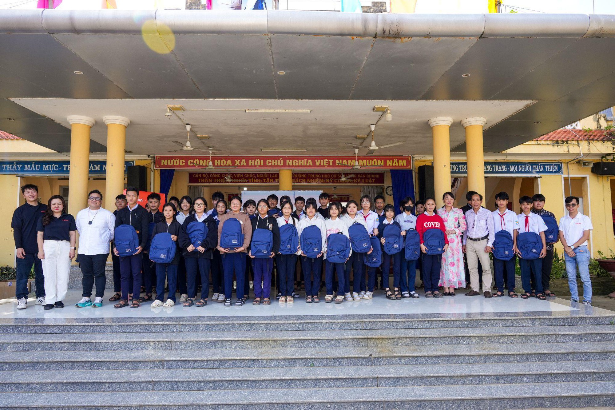 MIA.vn × Larita và hành trình trao 1.000 balo giúp học sinh trở lại trường sau lũ- Ảnh 1. MIA.vn × Larita và hành trình trao 1.000 balo giúp học sinh trở lại trường sau lũ- Ảnh 1.