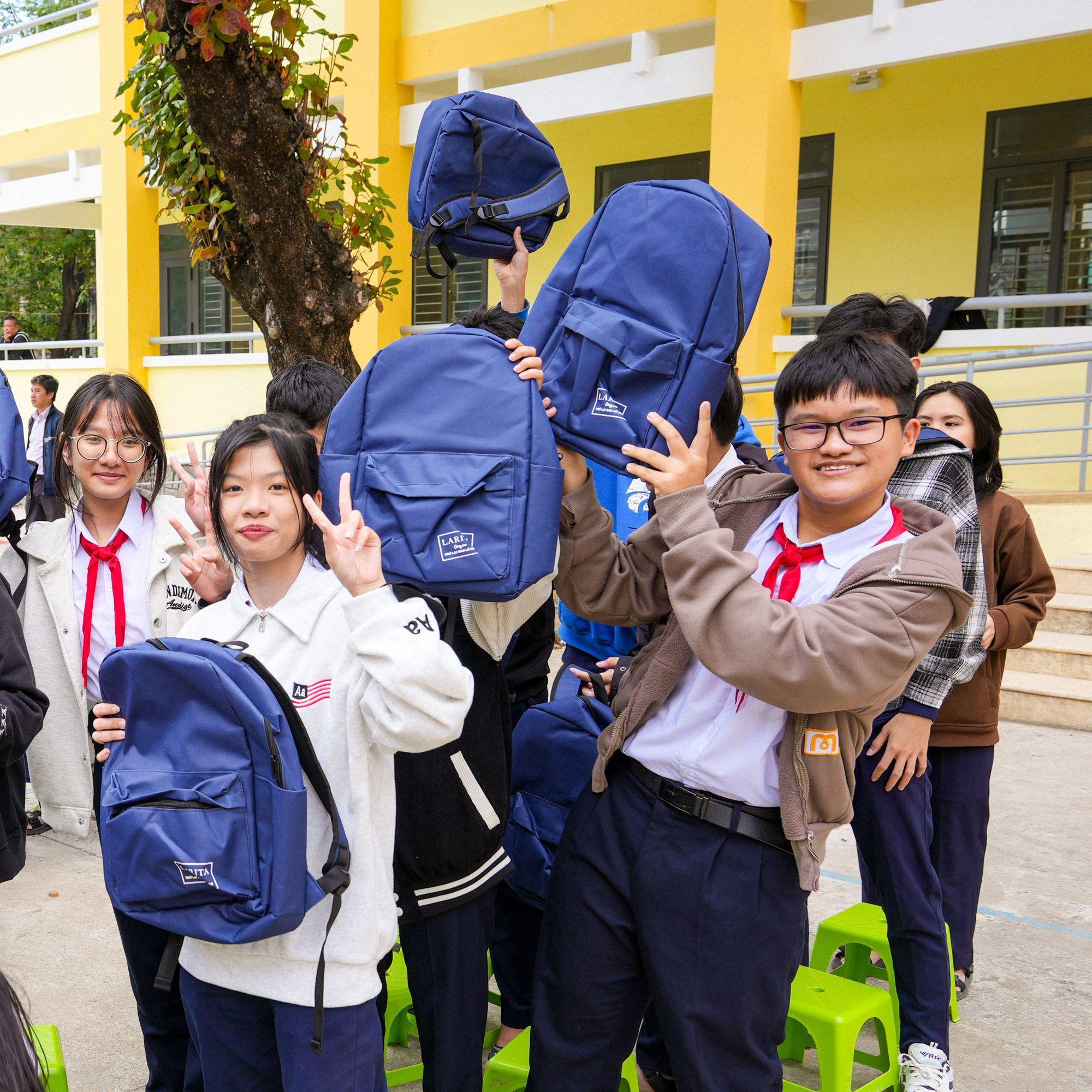 MIA.vn × Larita và hành trình trao 1.000 balo giúp học sinh trở lại trường sau lũ- Ảnh 3. MIA.vn × Larita và hành trình trao 1.000 balo giúp học sinh trở lại trường sau lũ- Ảnh 3.