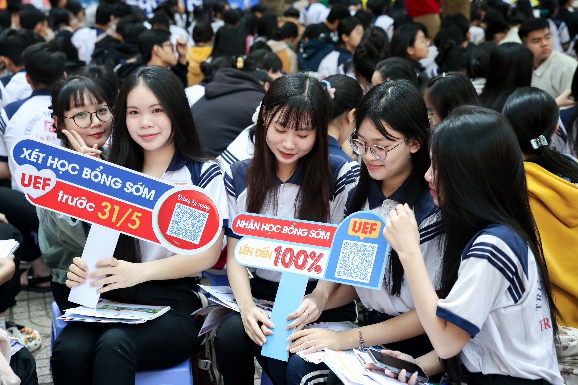 Chính sách xét học bổng sớm bằng kết quả học kỳ 1 lớp 12 thu hút học sinh Đồng Nai- Ảnh 4. Chính sách xét học bổng sớm bằng kết quả học kỳ 1 lớp 12 thu hút học sinh Đồng Nai- Ảnh 4.