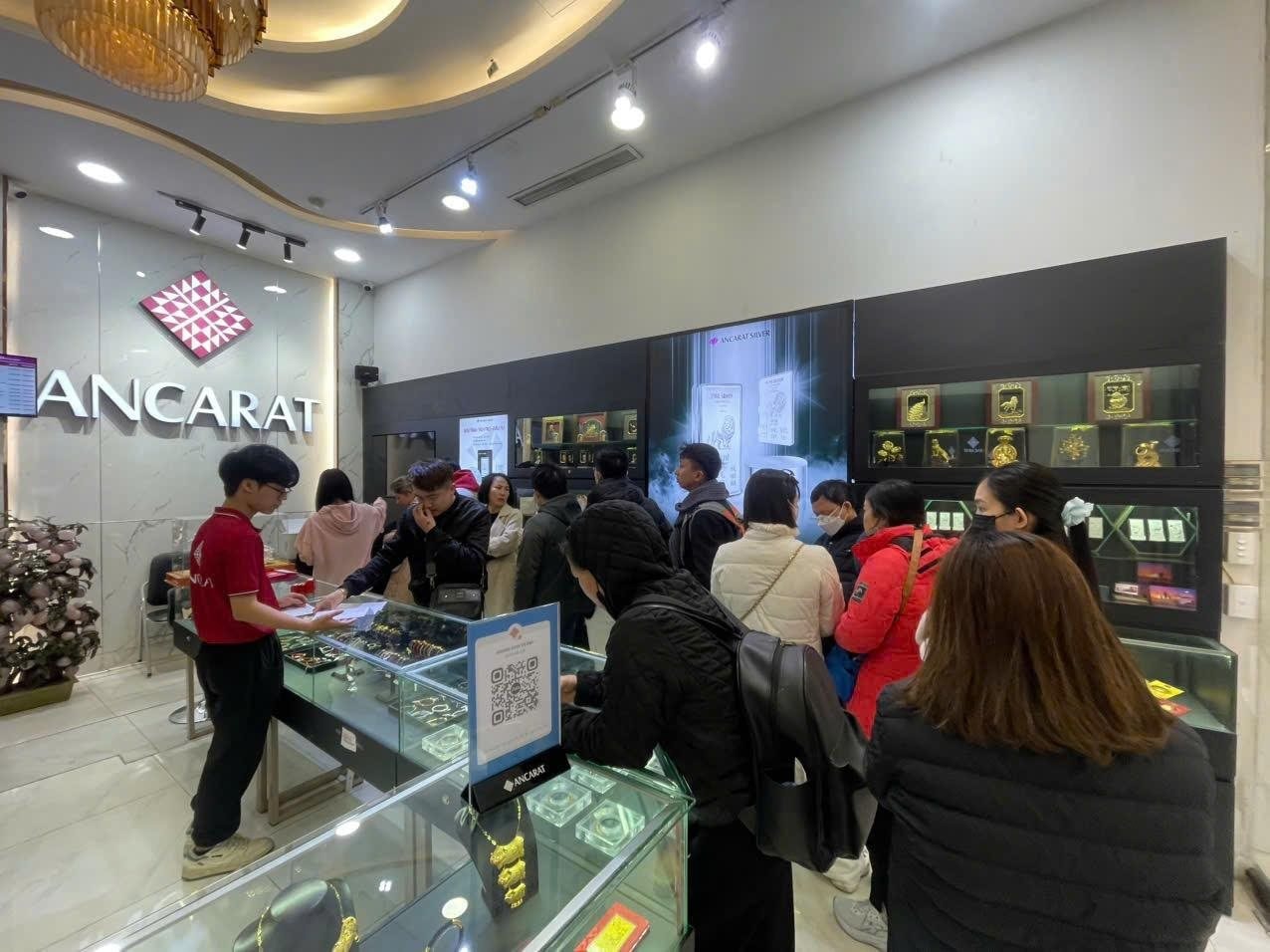 Bạc ch&iacute;nh thức vượt 100 triệu đồng/kg- Ảnh 1.