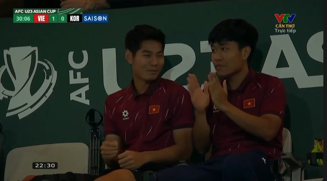 Quốc Việt g&acirc;y x&uacute;c động cực mạnh khi ghi b&agrave;n v&agrave;o lưới U23 H&agrave;n Quốc: Ăn mừng hướng về Hiểu Minh đang chấn thương- Ảnh 3.